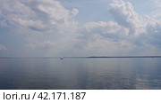 Яхта в море. Стоковое видео, видеограф Максим Камкин / Фотобанк Лори