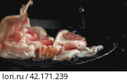 Raw bacon falls into the plate. Filmed on a high-speed camera at 1000 fps. Стоковое видео, видеограф Артем Шадрин / Фотобанк Лори