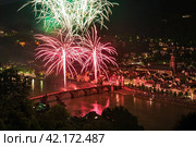 Гейдельберг, Германия. Фейерверк на мосту Карла Теодора через реку Неккар и ночной вид на старый город (2013 год). Редакционное фото, фотограф Михаил Марковский / Фотобанк Лори