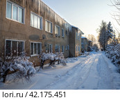 Заснеженная дорога среди домов, огородов и заборов в деревне зимой. Стоковое фото, фотограф Евгений Горбунов / Фотобанк Лори