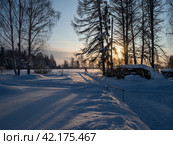 Снег искрится на заснеженном футбольном поле зимним вечером. Стоковое фото, фотограф Евгений Горбунов / Фотобанк Лори