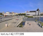 Казань. Набережная оз.Ниж.Кабан перед театром им.Г.Камала. Фото 2019 г. Редакционное фото, фотограф Клавдия Васильева / Фотобанк Лори