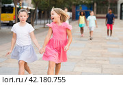 Two girls walking together outdoors. Стоковое фото, фотограф Яков Филимонов / Фотобанк Лори
