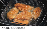Chicken nuggets are fried in oil. Filmed on a high-speed camera at 1000 fps. Стоковое видео, видеограф Артем Шадрин / Фотобанк Лори
