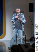 Confident male speaker with microphone at a casual event, engaging audience (2024 год). Редакционное фото, фотограф Антон Гвоздиков / Фотобанк Лори
