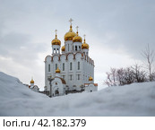 Winter landscape with a beautiful orthodox church. Holy Trinity Cathedral. Beautiful white building with golden domes and crosses. Cold and snowy weather. Magadan, Siberia, Far East of Russia. Стоковое фото, фотограф Андрей Степанов / Фотобанк Лори