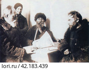 Крестьяне вступившие в колхоз. 1931 год. Редакционное фото, фотограф Сергей Елизарьев / Фотобанк Лори