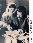 И.В.Сталин дарит свою фотографию с автографом 11-летней таджикской пионерке Мамлакат Наханговой, участнице стахановского движения, получившей орден Ленина. Декабрь 1935 года. Редакционное фото, фотограф Сергей Елизарьев / Фотобанк Лори