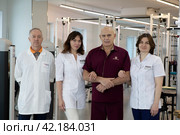 Врачи Балашихинского центра Бубновского на общем фотоснимке в центре Сергей Михайлович Бубновский (2024 год). Редакционное фото, фотограф Дмитрий Неумоин / Фотобанк Лори