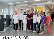 Врачи Балашихинского центра Бубновского на общем фотоснимке в центре Сергей Михайлович Бубновский (2024 год). Редакционное фото, фотограф Дмитрий Неумоин / Фотобанк Лори