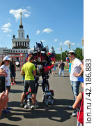 Шоу гигантских роботов трансформеров. Празднование юбилея ВДНХ - 75 лет. Москва (2014 год). Редакционное фото, фотограф lana1501 / Фотобанк Лори