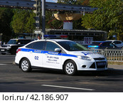 Полицейский автомобиль. Продольный проезд. Город Москва (2014 год). Редакционное фото, фотограф lana1501 / Фотобанк Лори