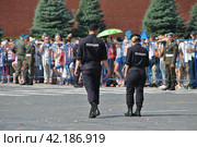 Дежурный наряд полиции. Красная площадь. Город Москва (2014 год). Редакционное фото, фотограф lana1501 / Фотобанк Лори
