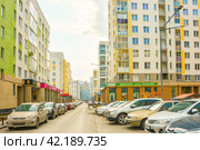 Парковка во дворе жилого городского микрорайона. Редакционное фото, фотограф Сергеев Валерий / Фотобанк Лори