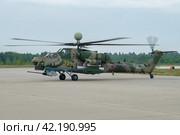 Военный вертолет Ми-28НМ (RF-13490) перед взлетом пасмурным днем. Аэродром Кубинка, Московская область (2022 год). Редакционное фото, фотограф Виктор Карасев / Фотобанк Лори