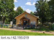 Православный храм «Храм в честь священномученика Вениамина, митрополита Петроградского и Гдовского». Улица Каховка, владение 13, корпус 9. Район Зюзино. Москва (2014 год). Стоковое фото, фотограф lana1501 / Фотобанк Лори