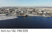 Общий вид на город Архангельск. Порт, ледоход и сухогрузы. Редакционное видео, видеограф Яковлев Сергей / Фотобанк Лори