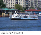 Пассажирский прогулочный теплоход "Святогор". Москва-река. Город Москва (2014 год). Редакционное фото, фотограф lana1501 / Фотобанк Лори