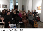 Фестиваль "Поэтическое стояние" В Балашихинской картинной галерее (2024 год). Редакционное фото, фотограф Дмитрий Неумоин / Фотобанк Лори