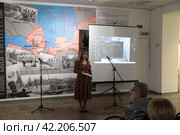 Елена Темченко - фестиваль "Поэтическое стояние" В Балашихинской картинной галерее (2024 год). Редакционное фото, фотограф Дмитрий Неумоин / Фотобанк Лори