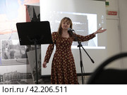 Елена Темченко - фестиваль "Поэтическое стояние" В Балашихинской картинной галерее (2024 год). Редакционное фото, фотограф Дмитрий Неумоин / Фотобанк Лори