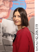 Валентина Ракогон - фестиваль "Поэтическое стояние" В Балашихинской картинной галерее (2024 год). Редакционное фото, фотограф Дмитрий Неумоин / Фотобанк Лори
