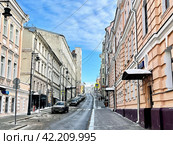 Исторические здания в Нижнем Кисельном переулке в Москве зимой в солнечную погоду. Россия. Стоковое фото, фотограф Овчинникова Ирина / Фотобанк Лори