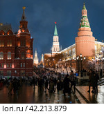 Люди толпятся возле стены московского кремля (2021 год). Редакционное фото, фотограф Станислав Самойлов / Фотобанк Лори