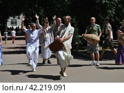 Кришнаиты на улице. Парк Горького. Москва (2014 год). Редакционное фото, фотограф lana1501 / Фотобанк Лори