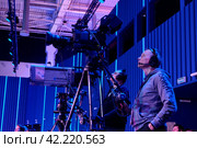 Мужчины операторы снимают концерт в концертном зале. Выставка форум Россия на ВДНХ (2024 год). Редакционное фото, фотограф Терехова Марина / Фотобанк Лори