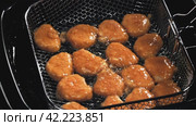 Chicken nuggets are fried in oil. Filmed on a high-speed camera at 1000 fps. Стоковое видео, видеограф Артем Шадрин / Фотобанк Лори