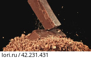 Chunks of chocolate fall into the grated chocolate. Filmed on a high-speed camera at 1000 fps. Стоковое видео, видеограф Артем Шадрин / Фотобанк Лори