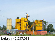 Россия, Тверская область, Кувшиновский район, город Кувшиново. Провинциальный город. Завод по производству асфальтобетона "LINTEC".Russia, Tver region, Kuvshinovsky district, Kuvshinovo city. A provincial town. The LINTEC asphalt concrete production plant. (2020 год). Редакционное фото, фотограф Мария / Фотобанк Лори