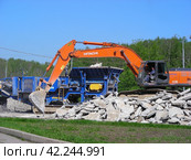 Самоходный комплекс первичного дробления Sandvik Fintec 1107. Реконструкция Гольяновского пруда. Город Москва (2011 год). Редакционное фото, фотограф lana1501 / Фотобанк Лори