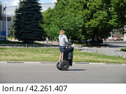 Прогулка на сегвее по территории ВДНХ. Останкинский район. Город Москва (2011 год). Редакционное фото, фотограф lana1501 / Фотобанк Лори