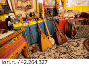 Музей ойрат-монгольской кочевой культуры, Элиста, Калмыкия. Национальные народные инструменты (2023 год). Редакционное фото, фотограф Инна Грязнова / Фотобанк Лори