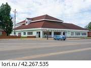 Россия, Тверская область, поселок городского типа Селижарово. Дом культуры. Russia, Tver region, Selizharovo urban-type settlement. The House of Culture. (2020 год). Редакционное фото, фотограф Мария / Фотобанк Лори