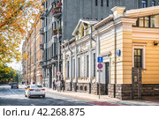 Старинные здания, Доходный дом Джамгарова, Рождественский бульвар, Москва (2023 год). Редакционное фото, фотограф Baturina Yuliya / Фотобанк Лори