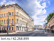 Старинные здания, улица Сретенка, Москва (2023 год). Редакционное фото, фотограф Baturina Yuliya / Фотобанк Лори