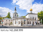 Улица Сретенка, Успенская церковь, Стеретенский бульвар, Москва (2023 год). Стоковое фото, фотограф Baturina Yuliya / Фотобанк Лори