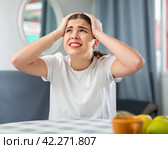 Screaming displeased young woman splashing out emotions. Стоковое фото, фотограф Яков Филимонов / Фотобанк Лори