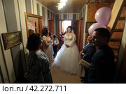 Невеста в коридоре родного дома (2023 год). Редакционное фото, фотограф Анатолий Матвейчук / Фотобанк Лори