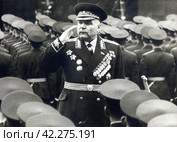 Министр обороны маршал Советского Союза Р.Я. Малиновский принимает юбилейный парад Победы 9 мая 1965 года. Парад проводился впервые после Парада Победы 1945 года. Москва, Красная площадь. Редакционное фото, фотограф Сергей Елизарьев / Фотобанк Лори