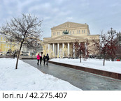 Люди гуляют перед зданием Большого театра зимой в пасмурную погоду. Москва. Редакционное фото, фотограф Овчинникова Ирина / Фотобанк Лори