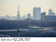 Городской пейзаж с видом на башню и многоэтажные здания. Шуховская башня, Москва, Россия. Стоковое фото, фотограф Андрей Степанов / Фотобанк Лори