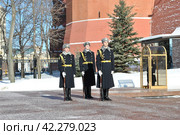 Смена караула у Могилы Неизвестного солдата в Александровском саду в Москве (2013 год). Редакционное фото, фотограф lana1501 / Фотобанк Лори