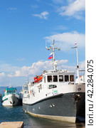 BAIKAL LAKE, SAKHYURTA VILLAGE, IRKUTSK REGION, RUSSIA - August 14, 2023: Ships and yachts at pier on shores of Small Sea on sunny summer day. Village of Sakhyurta is traditionally starting point for water travel around lake. Редакционное фото, фотограф Виктория Катьянова / Фотобанк Лори