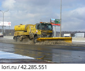 Снегоуборочная техника на дороге. Московская кольцевая автомобильная дорога (МКАД). Район Гольяново. Город Москва (2013 год). Редакционное фото, фотограф lana1501 / Фотобанк Лори