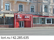 Ресторан быстрого обслуживания «KFC». Бывший доходный дом Хомяковых, 1899 года постройки. 1-я Тверская-Ямская улица, 2. Город Москва (2013 год). Редакционное фото, фотограф lana1501 / Фотобанк Лори