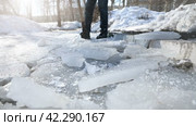 Crushing ice on roads using a special axe. Spring work to accelerate the melting of ice on asphalt. Стоковое видео, видеограф Дмитрий Кобзев / Фотобанк Лори